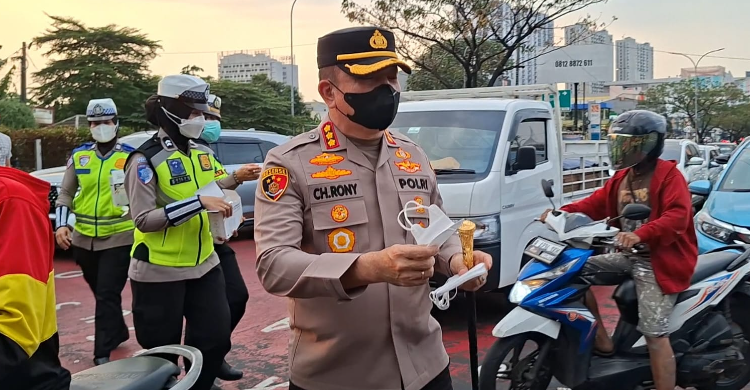 Waspadai Abu Vulkanik, Kapolres Depok Bagikan Masker ke Masyarakat